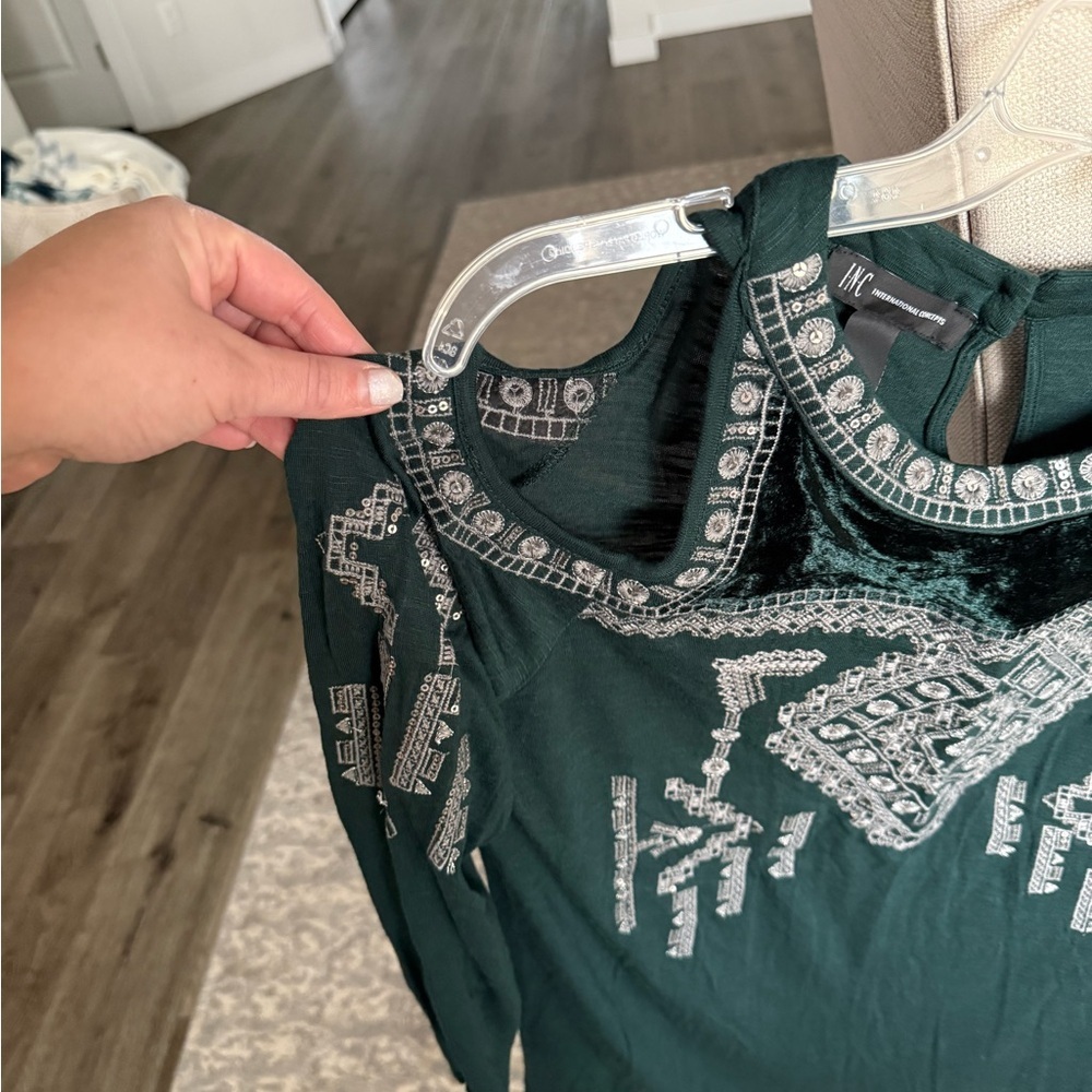 EUC International Concepts Embroidered Velvet Green Top, M - Picture 3 of 5